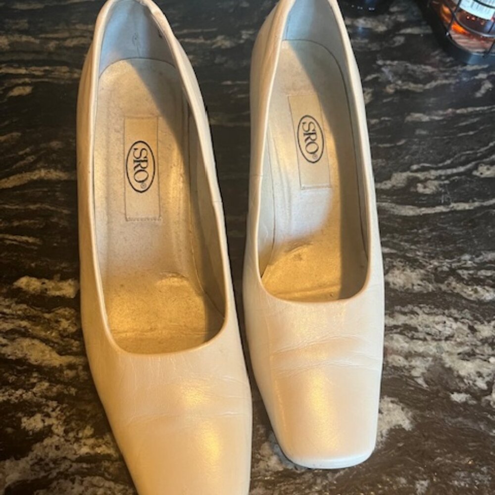 SRO cream 3" heels, size 9, in great shape/ lightly worn